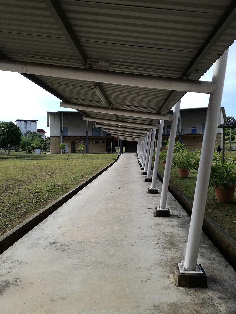 UPM Bintulu Campus の屋根付き歩行者通路